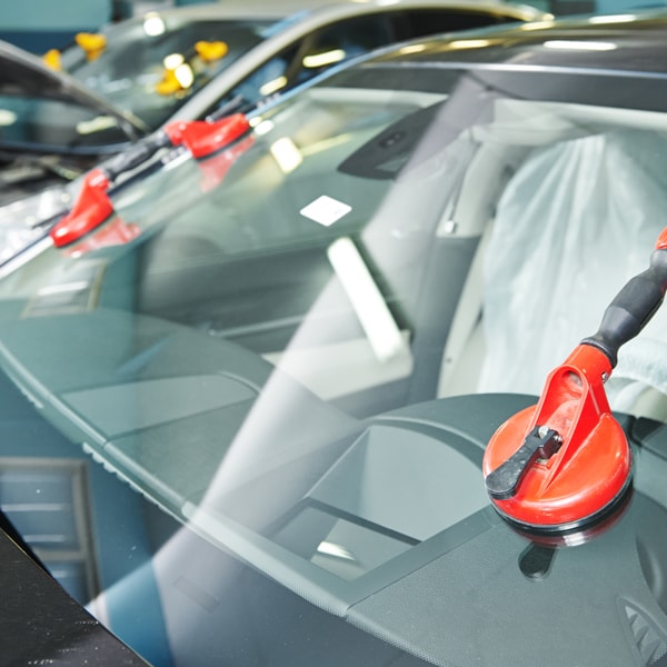 Which auto glass company to contact when windshield is damaged  in Florida